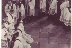 1963 Priesterweihe Handauflegen